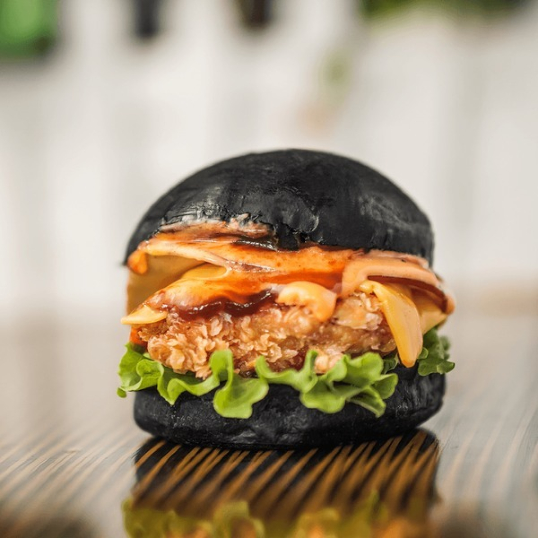 Black Burger (Toyuq əti pendirli)